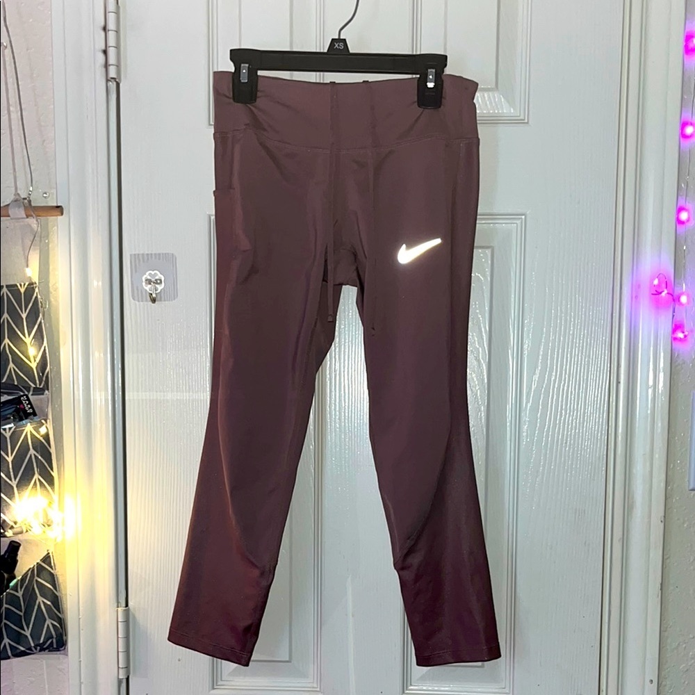 Nike mauve purple cropped Capri leggings